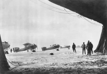 Vertrek van Franse Breguet-vliegtuigen voor een verkenningsmissie tijdens de winter, 1914-1918