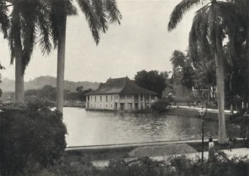 Der See von Kandy mit dem Bibliotheksgebäude des Tempels des Heiligen Zahnes