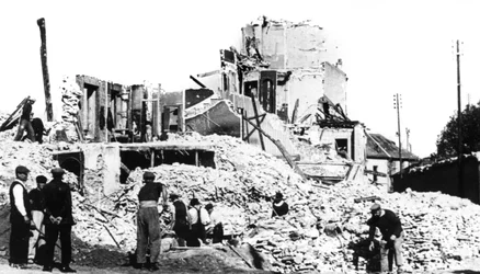 Vernietigd gebouw, bevrijding van Frankrijk, St Cyr, augustus 1944