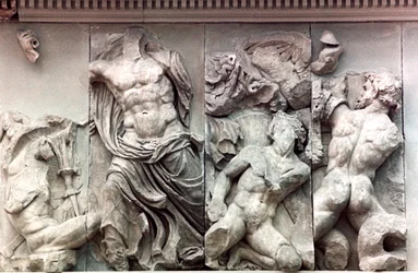 Detail van het Grote Fries van het Pergamon Altaar, 180-159 v.Chr.