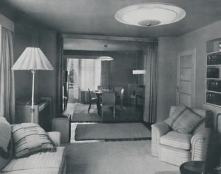 Eet- en woonkamer, gescheiden door zware gordijnen in een aantrekkelijke moderne weving, 1942