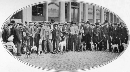 Hondenverkopers en kopers in de East End, Londen, ca. 1900 1901