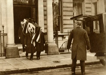 De kist van Earl Haig wordt uit het huis gedragen waar hij stierf, Londen, 29 januari 1928, 1935