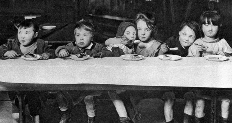 Kinderen uit East End gevoed door een liefdadigheidsorganisatie, Londen, 1926-1927