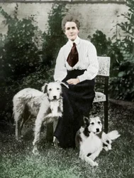 Edith Cavell met haar huisdieren, ca. 1915