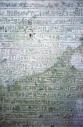 Egyptische kalkstenen stèle met hiëratische schrift