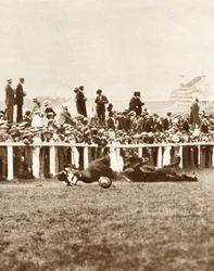 Emily Davison werpt zich voor het paard van de koning tijdens de Derby, Epsom, Surrey