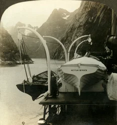 Onderweg naar de Noordkaap - langs steile kliffen langs de Lyngenfjord, Noorwegen, c1905