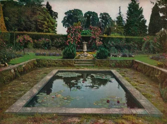 Omsloten tuin en lelievijver in Gatton Park, Surrey, 1914