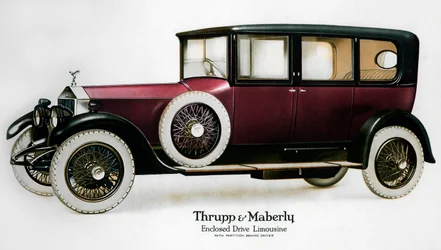 Gesloten aandrijving Rolls-Royce limousine met scheidingswand achter de chauffeur, ca. 1910-1929