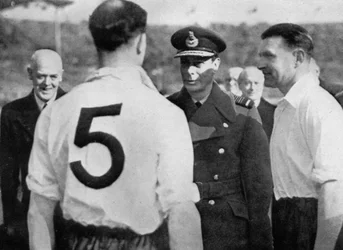 Engelse voetballer Eddie Hapgood ontmoet Koning George VI, ca. 1937-ca. 1944
