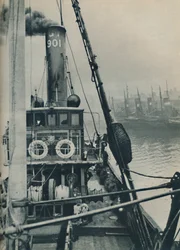 De vissersboot Saurian komt aan in de haven van Grimsby na een Noordzeereis