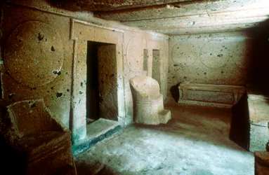 Ingang van een tombe in een Etruskische necropolis, Cerveteri Caere Italië, ca. 7e-6e eeuw v.Chr.