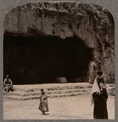 Ingang naar de graven van de rechters, ca. 1900