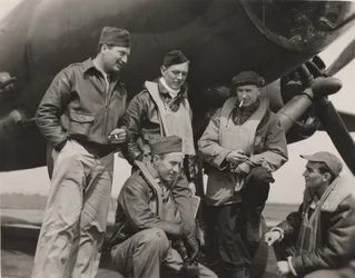 Ernie Pyle met een bommenwerperbemanning
