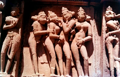 Erotisch beeldhouwwerk, Hindoe tempel, Khajuraho, India, 950 - 1050