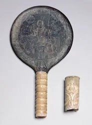 Etruskische Ivoor Gehandelde Spiegel met Gegraveerde Decoratie die Odysseus Bedreigt Circe; Ivoren Gorgoneion Handvat, 4e eeuw v.Chr.