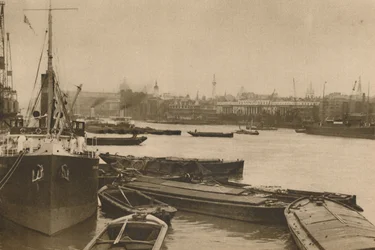 Trouwe schepen die Londens behoefte dienen: Het bassin van Custom House tot Billingsgate, ca. 1935