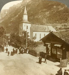 Families en buren op een zomerse zondagochtend bij de dorpskerk, Odde, Noorwegen, ca. 1905