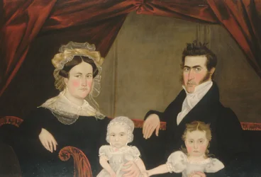 Familiegroep van vier op een bank, ca. 1830s