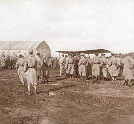 Gevechtsvliegtuig stijgt op, c1914-c1918