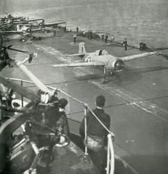 Gevechtsvliegtuigen aan boord van een vliegdekschip, Tweede Wereldoorlog, ca. 1943