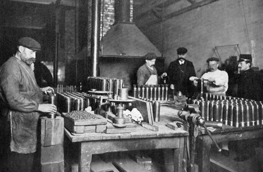 Vullen van granaatscherven in een Britse munitiefabriek, Eerste Wereldoorlog, 1914-1918