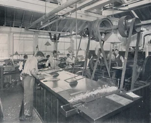 Laatste bewerkingen in de gieterij. Het trimmen van de platen en afwerking