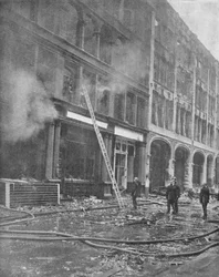 Brandweerlieden bestrijden stadsbrand, 1940