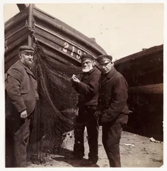 Vissers die bij een net staan, ca. 1905