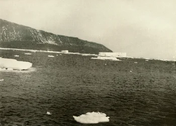 Drijvend ijs bij Kaap Adare, c1908, 1909