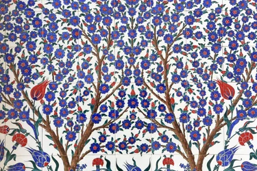 Bloemen. Een van de 80 Iznik-panelen - rijkelijk versierde keramische tegels populair in de 16e eeuw - die duidelijk aanwezig zijn in de keizerlijke en religieuze gebouwen van Istanbul. Sheikh Zayed Moskee. 1995. Emiraat Abu Dhabi