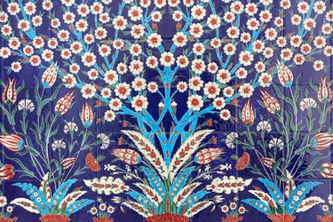 Bloemen. Een van de 80 Iznik-panelen - rijkelijk versierde keramische tegels populair in de 16e eeuw - die duidelijk te zien zijn in de keizerlijke en religieuze gebouwen van Istanbul. Sheikh Zayed Moskee. 1995. Emiraat Abu Dhabi