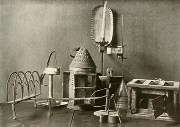 Voetverwarmer, olielampen, kaarskandelaar, tinnen lantaarn en broodrooster, 18e eeuw, 1937