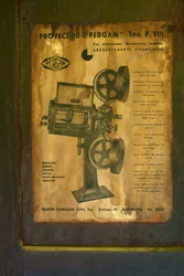 Voormalig hotel (Hostal Vell - la Toranesa). Interieur. De filmprojectiekamer. Cinema projector (Ossa Pergam tipo PVIII). Detail. De originele projectormanual.