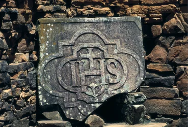 Franco-maçoniek symbool en initialen van Christus gegraveerd op een steen, site van de Jezuïetenmissies van San Ignacio Mini in Argentinië, opgericht in 1611 (steen)
