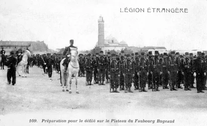 Franse Vreemdelingenlegioen maakt zich klaar om te marcheren op het Plateau Faubourg Bugeaud, Algerije, 20e eeuw