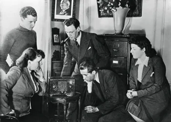 Franse burgers luisteren naar een uitzending van Vichy vicepremier admiraal Darlan, 23 mei 1941
