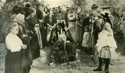 Franse burgers bij het graf van een soldaat, 1914, ca. 1920
