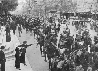 Franse kurassiers rijden door de straten van Parijs op weg naar het front, 1914