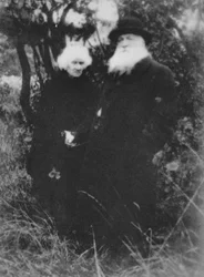 Franse beeldhouwer Auguste Rodin gefotografeerd in het park van zijn villa in Meudon, 1916, 1939