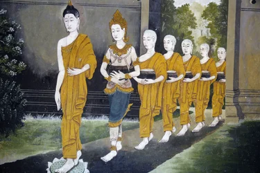 Fresco dat een scène uit het leven van de Boeddha toont in Wat Phra Doi Suthep, Chiang Mai. Boeddha en monniken op een aalmoesronde, Thailand