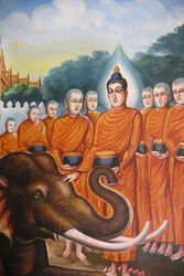 Fresco dat de sangha van Boeddha toont met een olifant in Wat Chiang Mun, Chiang Mai, Thailand