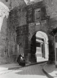 Poort en ingang naar de enige straat van Mont St Michel, Normandië, Frankrijk, 20e eeuw