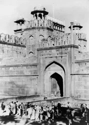 Poort naar het Rode Fort, Delhi, India, eind 19e of begin 20e eeuw