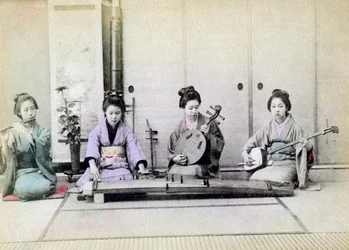 Geisha speelt traditionele muziekinstrumenten, Japan, 1880