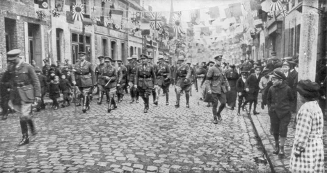 Generaal Currie en Canadese troepen lopen door een bevrijde stad, 27 oktober 1918