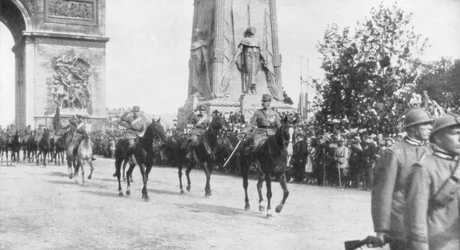 Generaal Montuori en Italiaanse troepen tijdens de overwinningsparade, Parijs, Frankrijk, 14 juli 1919