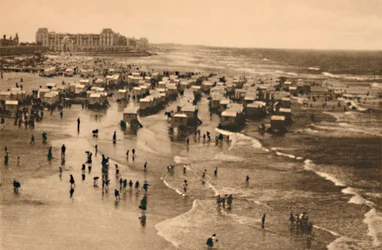 Algemeen uitzicht op het strand tijdens badtijd, ca. 1928