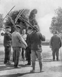 Georges Clemenceau in gesprek met boeren bij het front, Chemin des Dames, Frankrijk, 1918